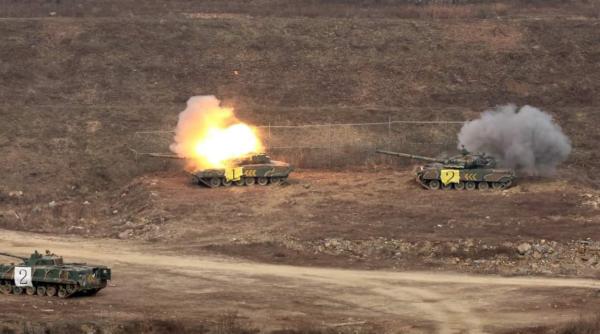 Drone kamikaze fac praf tancuri T-80 și mașini de luptă BMP-3. Ucraina s-a resemnat după demonstrația militară făcută de Coreea de Sud