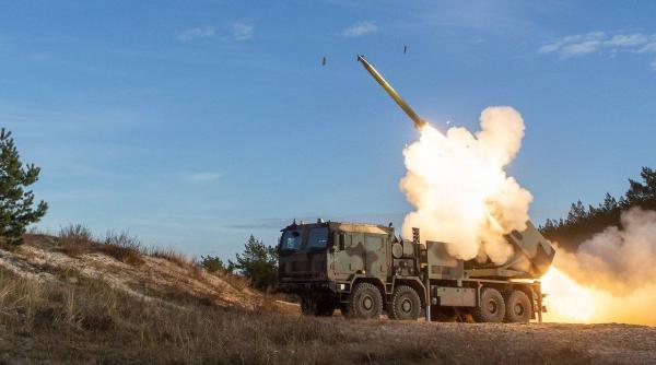 Prima lansare efectuată pe teritoriul Poloniei cu rachetei ghidate CGR-080 Homar-K, care depășește performanțele sistemului american HIMARS