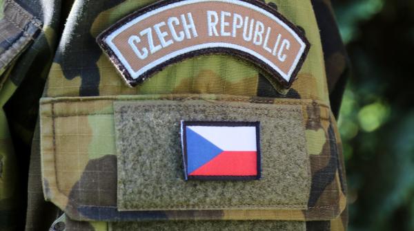 Guvernul ceh va majora salariile militarilor, polițiștilor și pompierilor