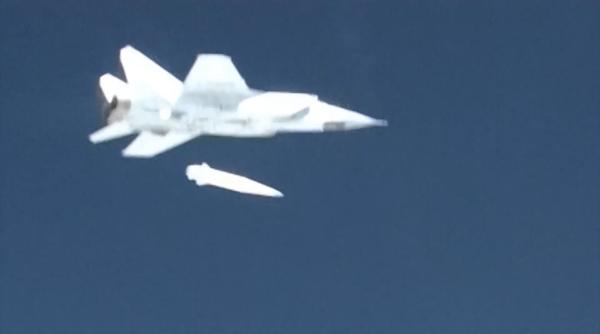 Rusia a atacat masiv Ucraina, atât cu aviație militară cât și de pe mare. Avioane MiG-31 au lansat rachete hipersonice Kinjal iar navele rachete Kalibr