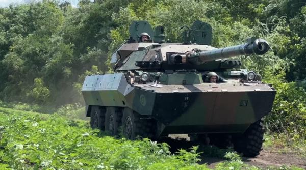 Vehiculele blindate de recunoaștere AMX-10RCR, la capitolul eficienţă pe câmpul de luptă, depăşesc aşteptările militarilor ucraineni
