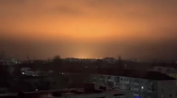 Arde, uite cum arde. Dronele ucrainene au atacat un depozit de petrol din regiunea Oryol din Rusia (Video)