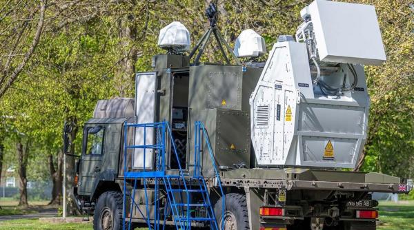 Armata britanică testează cu succes o armă cu unde radio capabilă să neutralizeze roiurile de drone