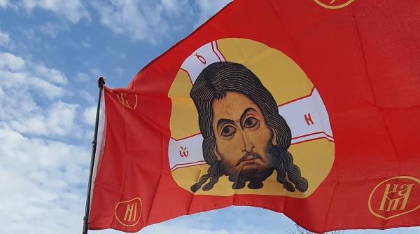 Steagul militar rusesc, ridicat în România la protestele pro-Georgescu