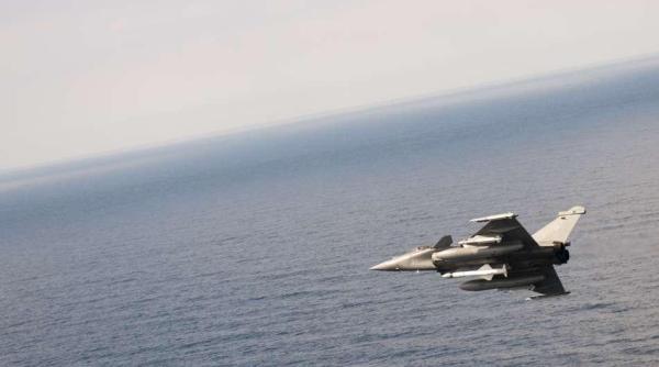 Un avion E-3CF AWACS escortat de două avioane de luptă Rafale a „scanat” frontul rus. Din spațiul aerian al României aviația franceză a ieșit în Marea Neagră