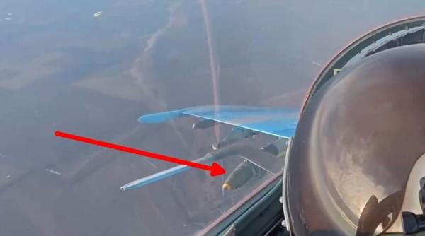 Primele imagini cu un Su-27 ucrainean care lansează bombe JDAM-ER de 500 kg asupra unor ținte rusești (Foto/Video)