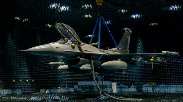 F-16 devine mai puternic: Noul sistem de război electronic Viper Shield permite avionului de luptă să bruieze rachetele inamice