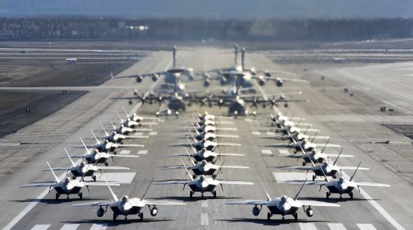 Așa se face un Elephant Walk: Zeci de avioane F-22, consierate cele mai perfromante, au arătat de ce SUA sunt principala putere militară a lumii