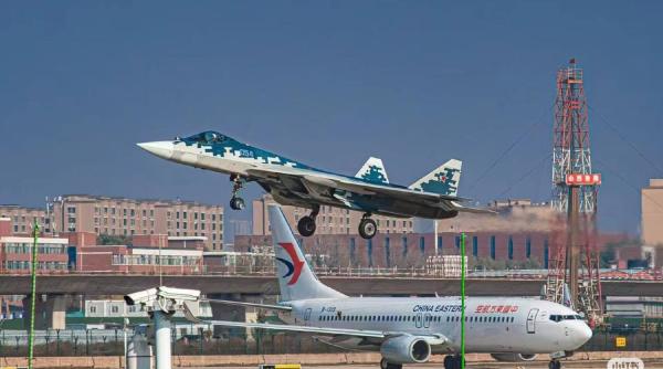 O imagine istorică: Un F-35 lângă un Su-57. Exact când Rusia a reușit în sfârșit să găsească primul client pentru Su-57