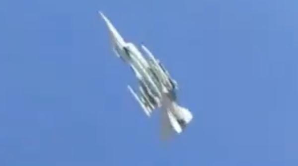 Imagini rare de pe front (Video): Un F-16 al Ucrainei, surprins într-o misiune de atac la joasă înalțime, având bombe ghidate GBU-39 SDB