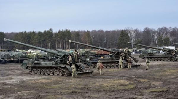 Cele mai mari arme ale armatei ucrainene, obuzierele 2S7 Pion, rămân fără muniție de calibru 203 milimetri. Stocurile din statele membre NATO se epuizează, iar singurii producători rămân în Rusia