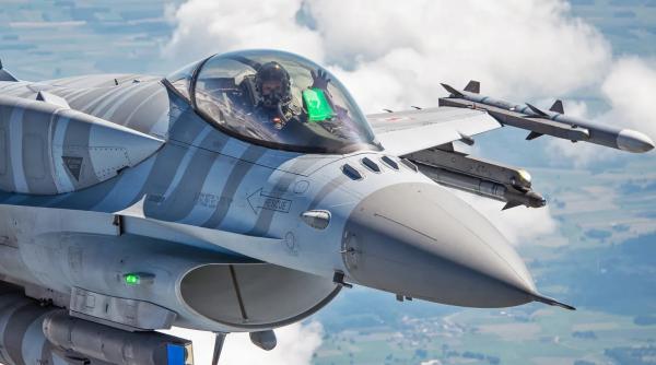 Ucrainenii nu pot folosi F-16 în lupta „unu la unu” împotriva Su-35. Lipsa rachetelor cu rază mai lungă este o primă problemă, dar mai sunt și altele