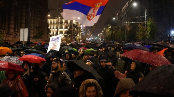 Imaginile arată că poliția sârbă ar fi folosit tunuri sonice împotriva protestatarilor. Mărturiile aduc aminte de startul Revoluției la București: „Parcă veneau blindate uriașe”