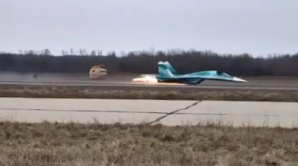 Revenit dintr-o misiune de luptă din Ucraina, un bombardier rusesc Su-34 a aterizat “pe burtă” din cauza unei probleme tehnice (Video)