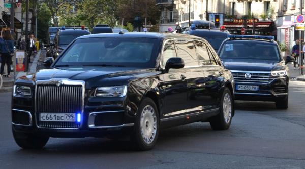 Nu bate, nu troncăne. Una dintre mașinile cu care se deplasează oficial Putin a luat foc în apropierea sediului FSB