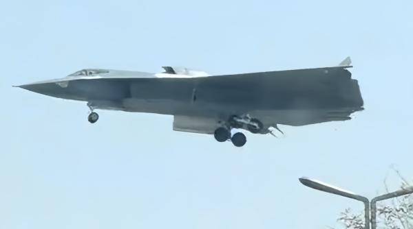 Accident sau campanie de PR atent planificată a Chinei: Au apărut noi imagini cu avionul de luptă stealth de nouă generație J-36