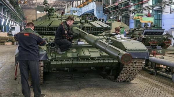 Starea industriei ruse de armament este catastrofală: Rusia recunoaște că tancurile sale aflate pe frontul din Ucraina au blindaj improvizat cu nisip și ciment