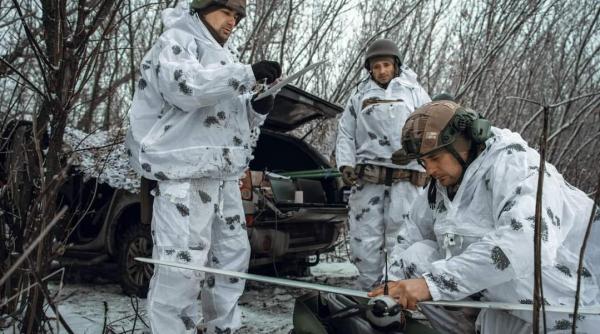 Dronele rusești cu fibră optică sunt spaima militarilor ucraineni din prima linie. Kievul anunță că va recupera rapid și anunță ”cantități mari” de roboți tereștri