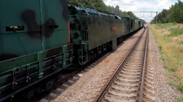 Nici măcar ucrainenii nu știu ce au distrus (Video). Un monstru blindat pe șine, lovit inteligent sub „burtă” în Rusia, în cel mai vulnerabil punct