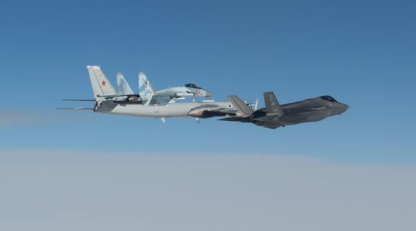 În cadrul unei operațiuni NORAD, avioane de vânătoare americane F-35 interceptează aeronave de spionaj rusești A-50 „Mainstay” lângă Alaska