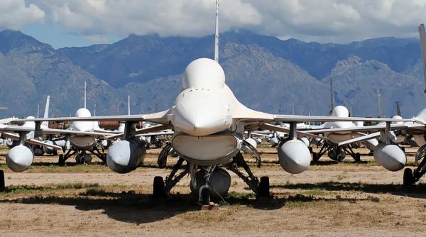 Din cimitirul aviației, direct în Ucraina. De ce au scos SUA avioane din „cimitirul F-16” și le-au transportat în Ucraina