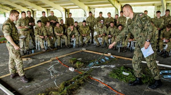 Polonia nu vrea să fie luată prin surprindere de o agresiune militară a Rusiei: Opţiunea armelor nucleare este pe masă, ca parte a unui pact de apărare semnat cu Franţa