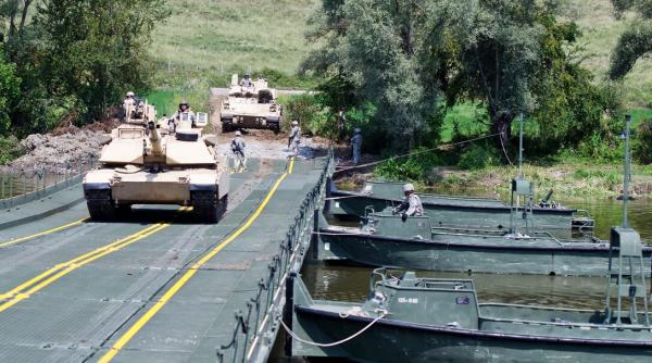 Cele 70 de tone ale Abrams le dau bătăi de cap și americanilor, nu doar României: „Covor” metalic special pentru tancuri Abrams în SUA