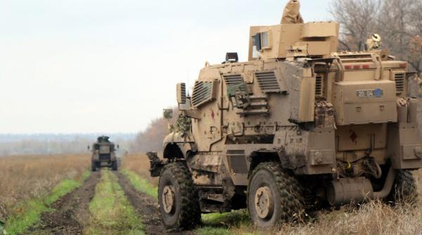 MRAP, scos spectaculos de sub foc inamic (VIDEO). Un blindat M1224 ucrainean lovit de ruși a ieșit spectaculos din ambuscadă