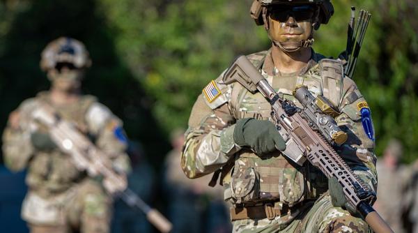 România rămâne interesantă pentru investitorii americani: SIG Sauer, discuții la Guvern privind proiecte de investiții în industria de armament