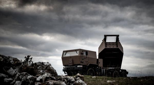 Franța îşi construiește autonomia militară: Sistemul de artilerie PEM FLP-T, echipat cu rachete produse de industria franceză şi nu de cea americană