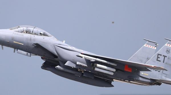 Pentru a face faţă provocărilor războiului modern, Forţele Aeriene ale SUA caută soluţii rapide: Un avion F-15E Strike Eagle a fost configurat pentru a lupta cu dronele