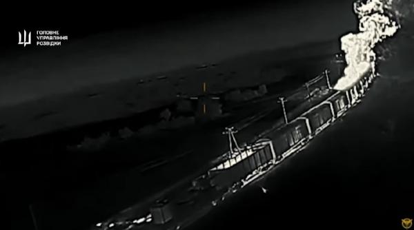 Ucraina loveşte lanţul logistic militar al Rusei (Video): Un tren încărcat cu combustibil distrus în urma unui atac cu dronă