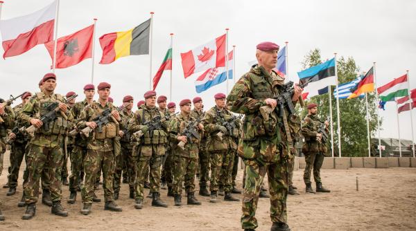 Trump ar urma să anunțe că Statele Unite păstrează un general american la conducerea forțelor NATO