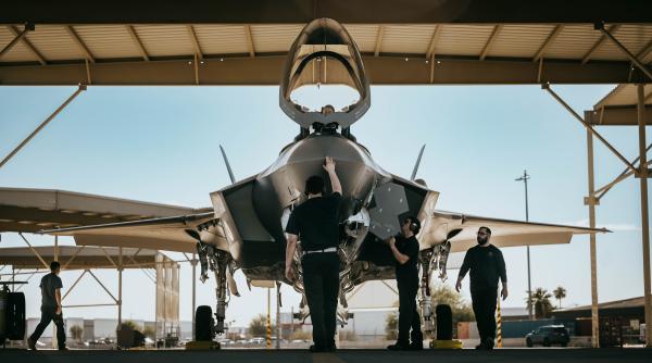 România va avea F-35, dar avioanele vin cu multe alte provocări. Ce trebuie făcut pentru a ne pregăti din timp să nu riscăm ca birocrația să țină F-35 la sol