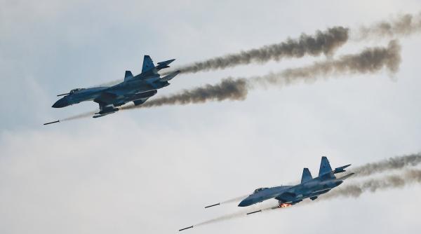 Câte avioane Su-35 au fost livrate Rusiei de la începutul producției de serie, cu tot cu lotul de azi. Rușii spun că Su-35 e „cel mai bun din clasa sa”, Ucraina a doborât mai multe avioane