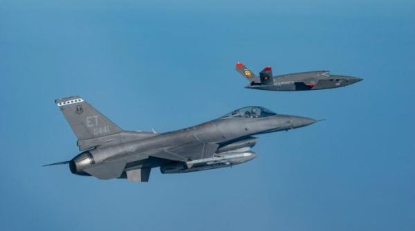 Test revoluționar efectuat de Forțele Aeriene ale SUA, piloţii americani controlează mai multe drone XQ-58 cu avioane F-16C și F-15E