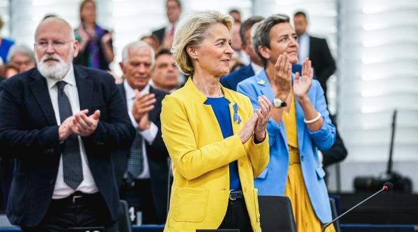 Ursula von der Leyen trece en fanfare de votul de încredere la moțiunea generată de europarlamentarul român Gheorghe Piperea