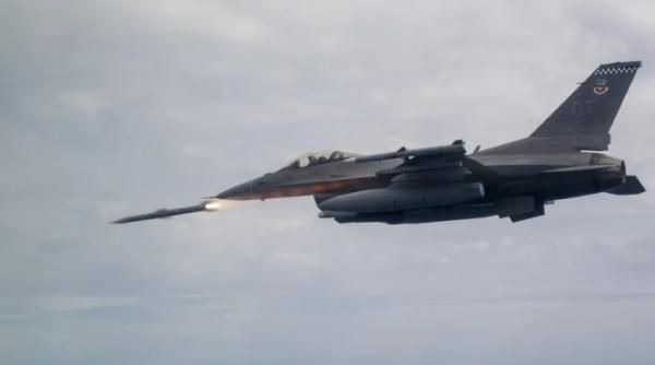 În cel mai pozitiv scenariu: Avioanele F-16 ale Ucrainei să lovească adânc Rusia cu rachete JASSM. De ce e nevoie însă de optimism rezervat