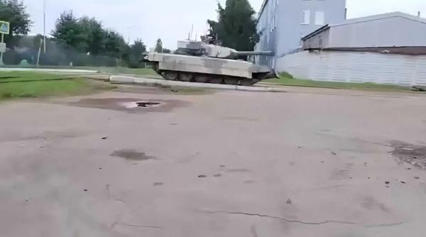 Un tanc robot, dar nu prea: Rușii vor să rupă frontul cu un tanc-dronă numit Shturm, o combinație între T-72 și T-90