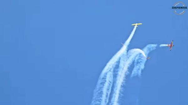 Hawks of Romania au făcut spectacol aviatic. Acrobații cu avioanele Extra 300/330 ale Șoimilor (Video)