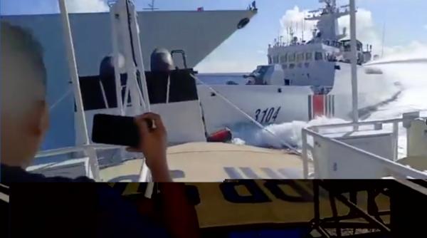 O singură ambarcaţiune a Pazei de Coastă Filipineze a umilit Marina Chineză (FOTO/VIDEO): Două nave, dintre care un distrugător, s-au ciocnit extrem puternic