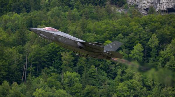 Efectul de bumerang al tarifelor americane riscă să lovească în industria de apărare: Renunţă sau nu Elveţia la achiziţia de avioane F-35?