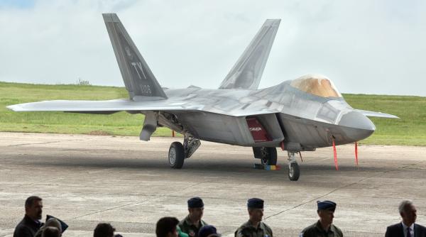 Putin, primit în Alaska cu ”fanfara” de avioane invizibile F-22 Raptor. Bonus: Un bombardier B-2 a survolat pe deasupra capului dictatorului rus