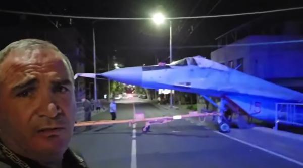 Un avion de luptă MiG-29 a intrat într-un stâlp, în timp ce era transportat prin Erevan 