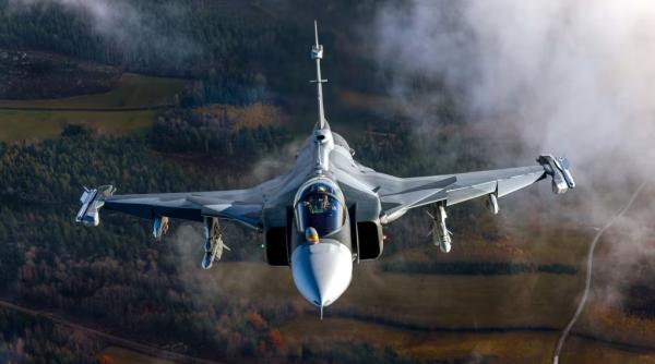 Cât costă azi un avion de luptă JAS 39 Gripen? Avantaj Gripen în fața F-16 și Rafale sau cum a „rupt” Gripen blestemul