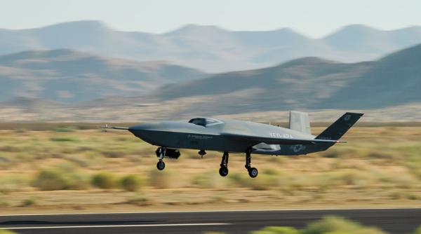 SUA lucrează la companionul perfect pentru F-35: Drona YFQ-42A face primele teste de zbor, într-un timp record