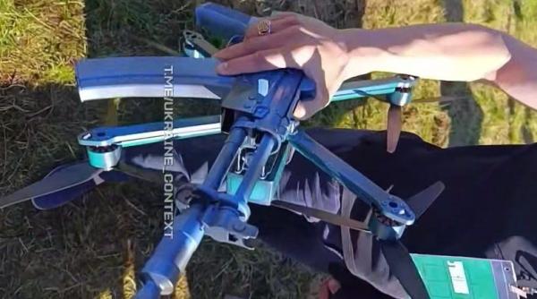 FPV-uri cu Kalașnikov. Rușii au preluat ideea și prezintă „Arbaleta”, drona AK-47