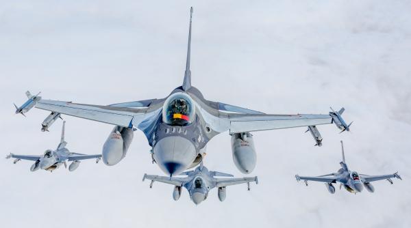 România a ridicat F-16 pentru a intercepta o dronă care a intrat în spaţiul aerian naţional / Aeronave poloneze şi aliate ridicate de la sol, în Polonia