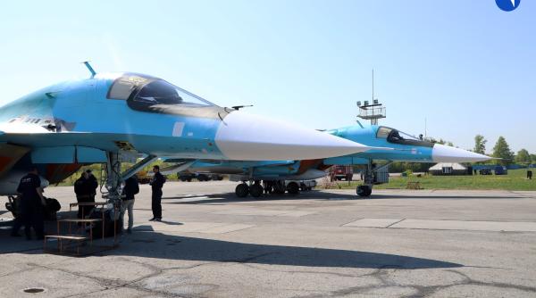 Rușii se laudă cu un nou lot de Su-34. Finisajele trădează graba pe linia de producție, dar aeronavele rămân periculoase pentru fortificațiile ucrainene (VIDEO)