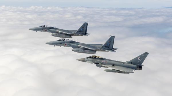 Moment istoric în Europa: Japonia a dislocat aici în premieră avioane F-15 care au zburat alături de Eurofighter Typhoon (FOTO)